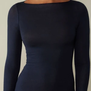 Intimissimi tröja - Hej! Säljer min intimissimi tröja då den inte kommer till användning💕 Den har ett litet hål vid tröjärmen som du kan se på tredje bilden💕