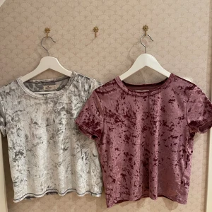 Hollister sammetströjor - Lilarosa och silvrig sammetströja från Hollister. Kan säljas tillsammans (50 kr) eller separat (29 kr). Flitigt använda men i gott skick!