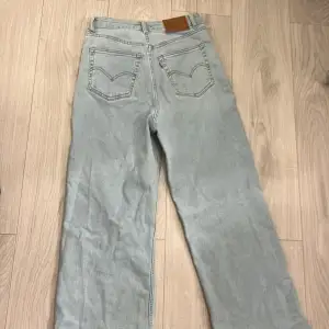 Lågmidjad baggy jeans i jätte bra skick använd en gång dom är uppklippta 88 cm runt midjan (midjan är även stretchig) längden är 95 cm 