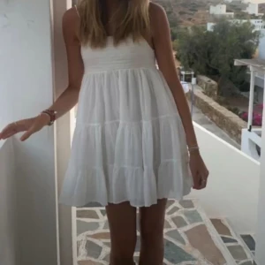 Zara klänning  - Samma klänning som på bilden. Köpte förra sommaren och har använt den en gång. Inga defekter eller fläckar. Skriv för mer bilder och frågor (bilden är lånad)💗❤️‍🔥