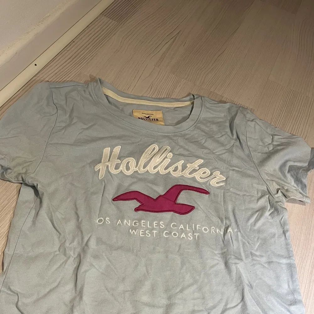 söt hollister blus med tryck. Blusar.