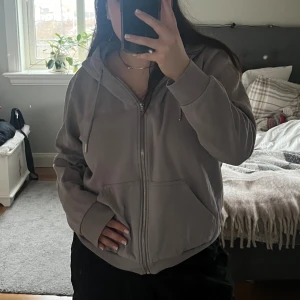 Hoodie med dragkedja  - Fin tröja från H&M i storlek L. Den har en slags ljus violett färg som är jättefin till våren och sommaren ✨