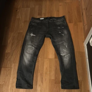 Replay jeans  - Säljer mina snygga replay jeans med slitningar på grund av att dom är för stora de är storlek 36/32 men dom sitter som 36/31 använda ett fåtal gånger skriv för minsta lilla fundering