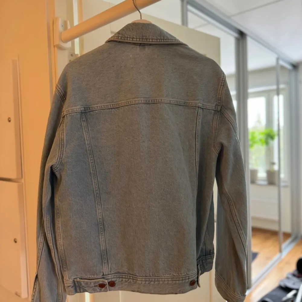 Säljer min killes oanvända jeansjacka från Samsøe, med lappen kvar😊 Perfekt till våren och sommaren🌸Passar kille som tjej beroende på hur man vill att den ska sitta!. Jackor.
