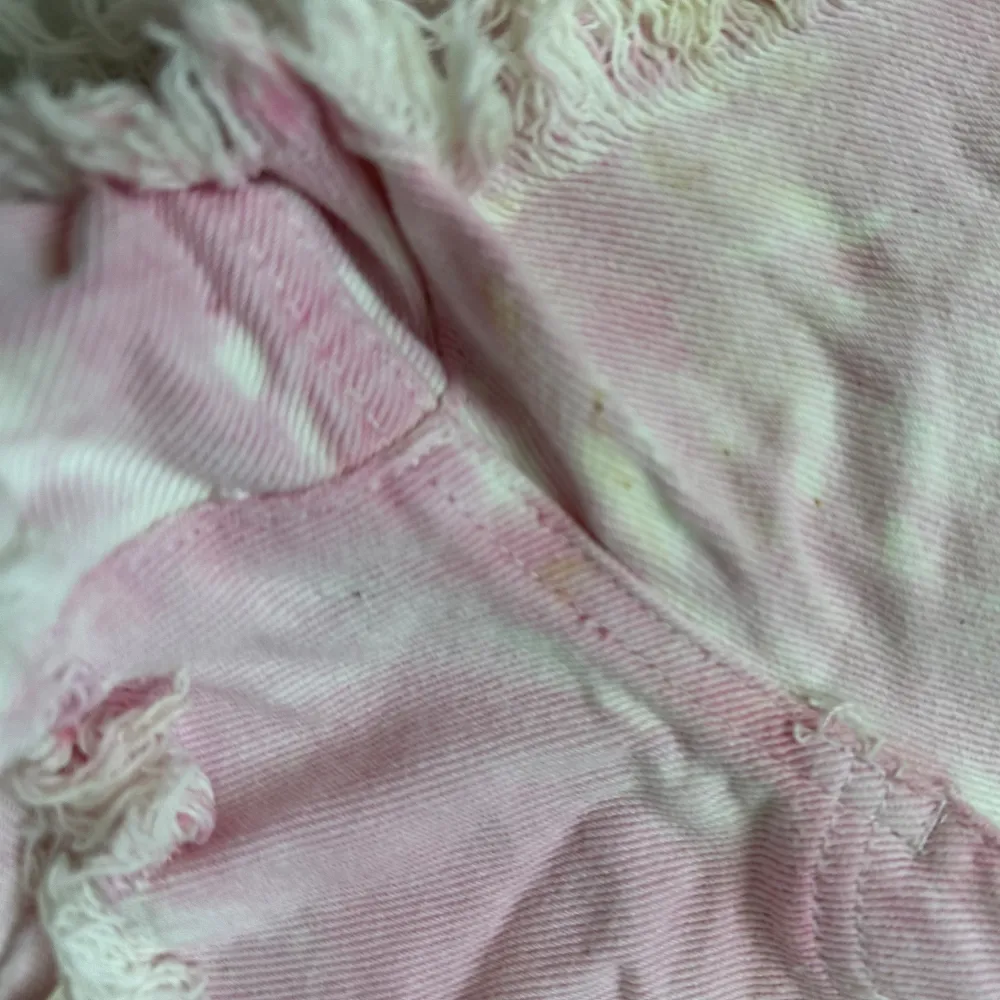 Jeansshorts i flera färger  Har en liten fläck i skrevet som ej tvättbehandlats Annars i fint skick . Shorts.