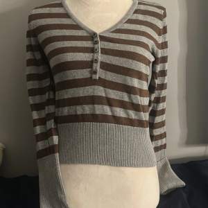 En fin v-neck sweater med knappar. Har använts ett tal gånger, men är i hyfsat bra skick och har bra matrial. Skriv om mer information:) 