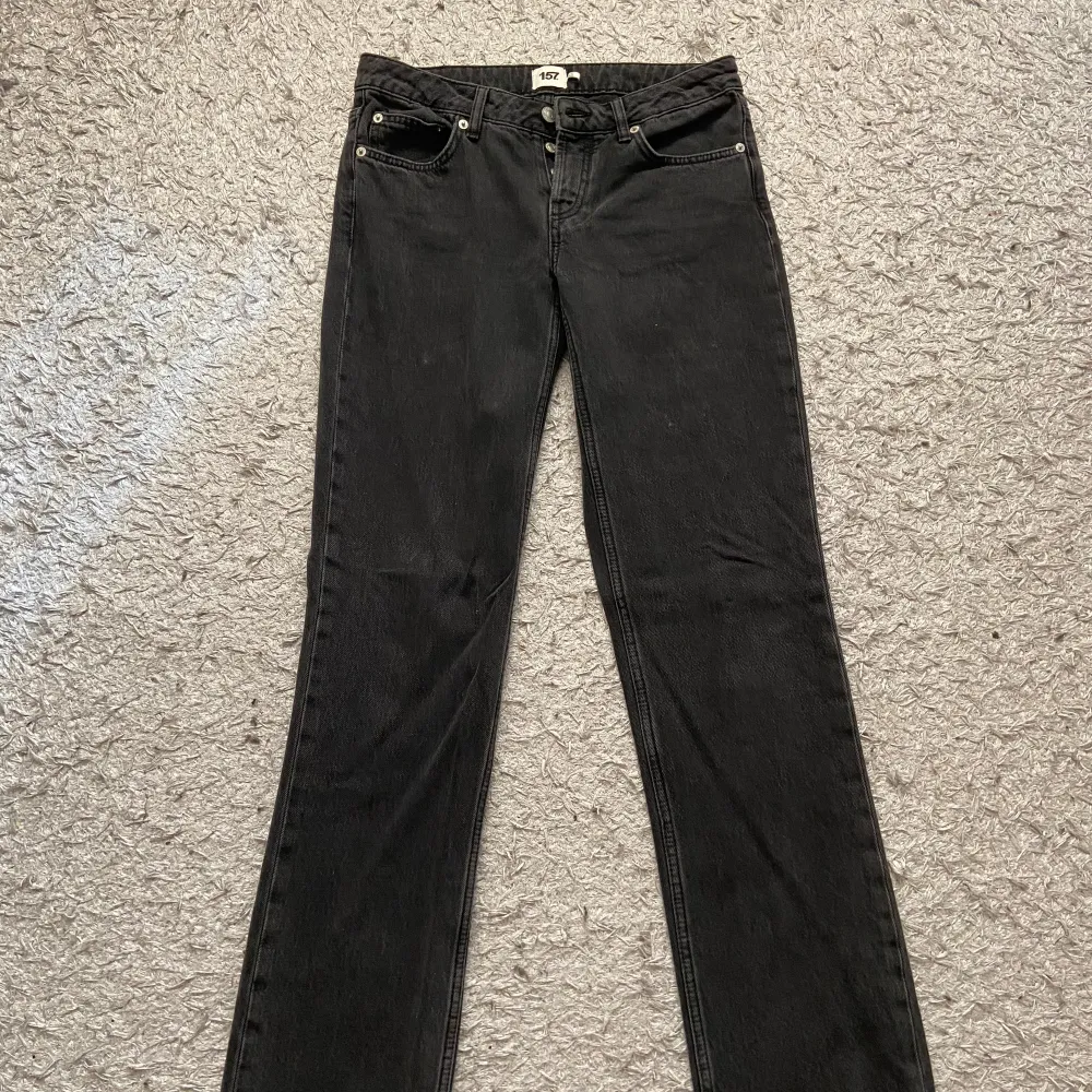 Svarta lågmidjade jeans ”Icon” från Lager 157. Endast provade 🥰. Jeans & Byxor.