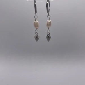 Tiny Pearly spike  - 35kr per par, finns endats ett par kvar i lager 😊 kolla gärna in min instragram ”ebnorth” där jag främst sköter försäljningen💗  Massa mer smycken i samma stil hittar ni i min profil🤩