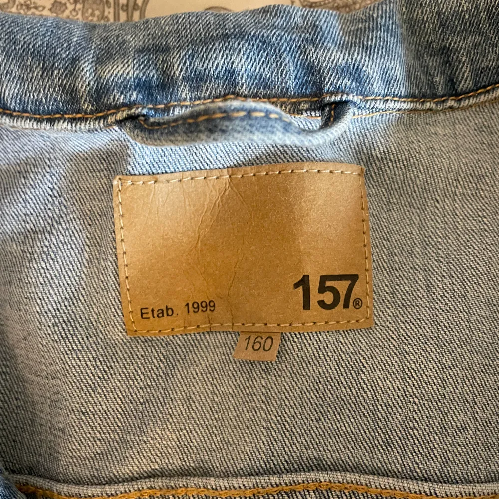 En jeansjacka från lager 157. Den är klippt för att bli mer cropped. Jackan är i storlek 160. En väldigt fin jacka som passar bra till våren/sommaren.. Jackor.