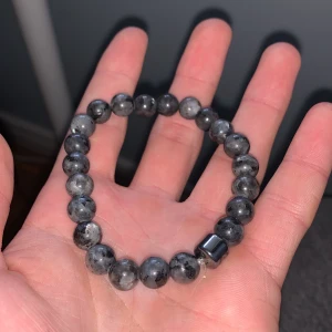 Armbamd - Snyggt Grått armband! Har använts men absolut inga tecken på det. Perfekt nu inför sommarn!