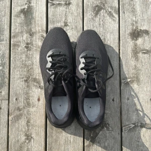 Nike skor  - Har använt dom en gång. Har inte kvar lådan och inläggen låsande när jag använde dom 