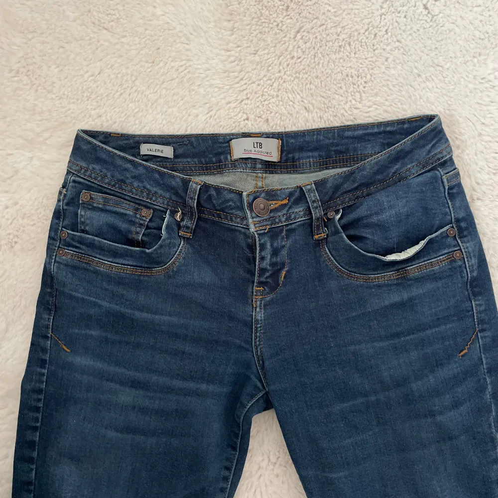 Säljer dessa blå ltb jeans i modellen valerie💕Är i topp skick, helt fria från defekter! Bara att fråga vid funderingar eller bilder🩷. Jeans & Byxor.