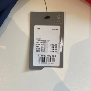 Warp jacka  - Hej jag säljer denna warp jacka som aldrig är andvända även pristagen är kvar på den. Det är en väldigt cool jacka i storlek 158 164. Pris kan snackas om .