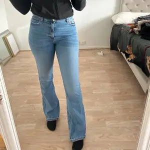 Jeans från Zara storlek 38 pris 200kr