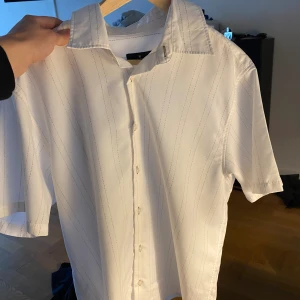 Skjorta, i nyskick! - En fin sommar skjorta i storlek L Rensar garderoben och hittade denna, jätte fin.  