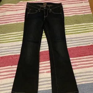 Säljer ett par mörkblåa Lee jeans. Midjemått: 40cm innerbenslängd:77cm Kan mötas upp vid köp eller fraktas. Kontakta vid frågor💕