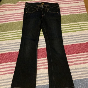 Lågmidjade Lee jeans - Säljer ett par mörkblåa Lee jeans. Midjemått: 40cm innerbenslängd:77cm Kan mötas upp vid köp eller fraktas. Kontakta vid frågor💕Kan gå ner i pris vid snabb affär