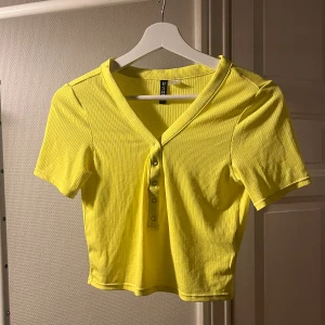 neon topp - en rolig sommartop när du vill piffa upp vardagen lite ☀️använt en del gånger men är i väldigt bra skick💛