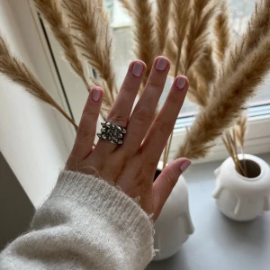 Edblad ring - Jag säljer nu min ring från Edblad som jag knappt har använt❤️ storlek S/M och köpte för 400kr. Den är i rostfritt stål och tål vatten 