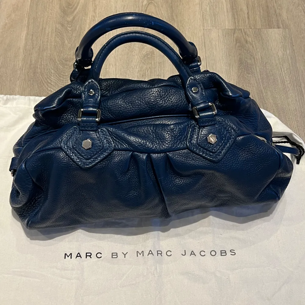 Säljer denna Marc Jacobs väska i fint begagnad skick, tillkommer en dustbag🤩 Möts upp i centrala Stockholm eller frakta📍Kom privat för defekter eller för frågor ❤️. Väskor.
