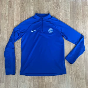 Psg träningströja  - Psg träningströja i riktigt bra skick! Köpt på zalando och är i st XL i barnstolen men sitter som S
