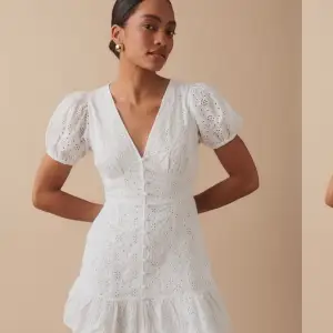 INTERESSEKOLL på denna helt nya klänning från GinaTricot i strl S med prislappar kvar! 