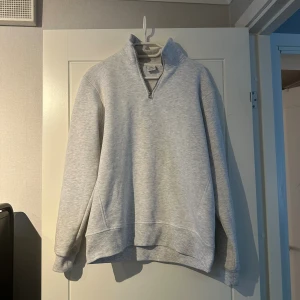 Grå half zip - Säljer en skön grå half zip från Zara då den är för stor för mig. Helt oanvänd och är i toppskick 10/10. Inga lappar sitter kvar men fortfarande inte använd. Nypris: 499 kr. Skriv gärna om du har funderingar. Priser går att diskutera vid snabb affär🙂