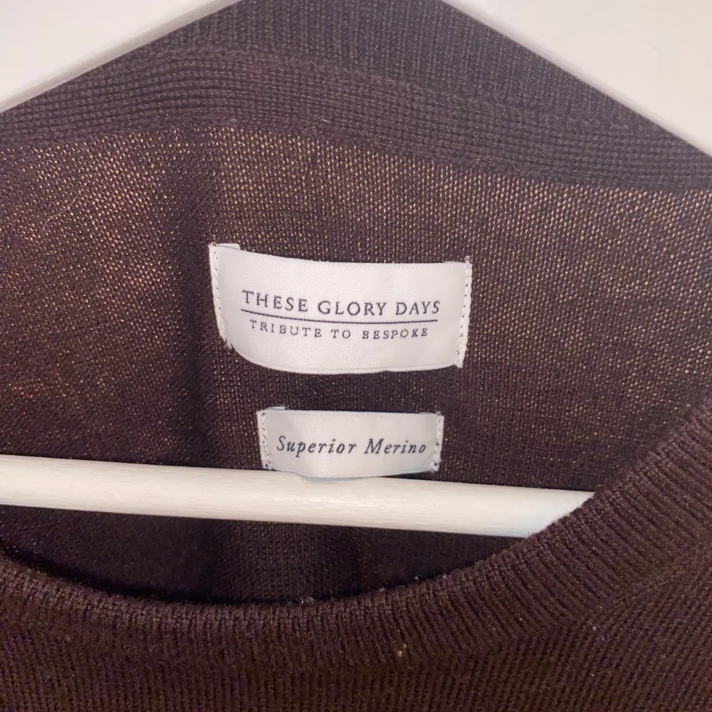 Vinröd Stickad merinoull tröja i strl S men passar XS tröjan är i fint skick. Kontakta vid intresse. Stickat.