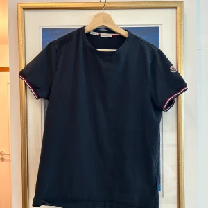 Moncler T-Shirt - Tja säljer min Moncler T-Shirt i fint skick. Inga flaws. Och inget og. 