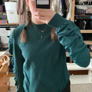 Grön sweater med puffiga armar. Unik!