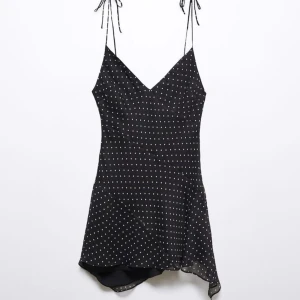 Mango mini klänning  - Säljer min mango mini klänning köpt för 900kr och endast använd en gång! Säljs inte online längre och svår att få tag på på