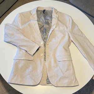 Kavaj - Beige kavaj från Nelly, fint oversized 