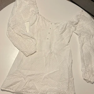 Vit klänning  - Superfin klänning perfekt till student, skolavslutning och sommarn! Oanvänd 