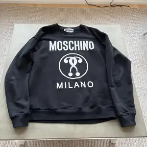 En sjukt snygg Moschino sweatshirt i sparsamt andvänt skick utan några defekter eller tecken på användning, knappt använd.  Hör av er vid frågor eller funderingar!
