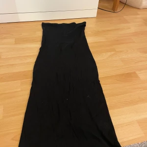 Tub klänning - Säljer en svart tub klänning men en liten slits där bak.