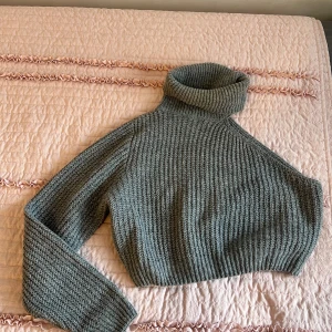 En stickad tröja väldigt fin och trendig - Väldigt skön och trendig  stickad tröja