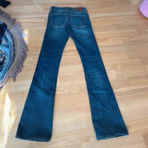 jätte snygga jeans från crocker, passar en XS. passform är bootcut med låg midja