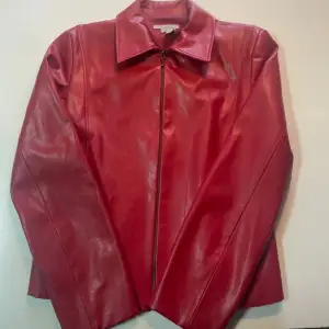 Röd skinnjacka från Zara. Små fickor där fram. Storlek L men passar mer som en M/S. Skriv vid frågor🫶