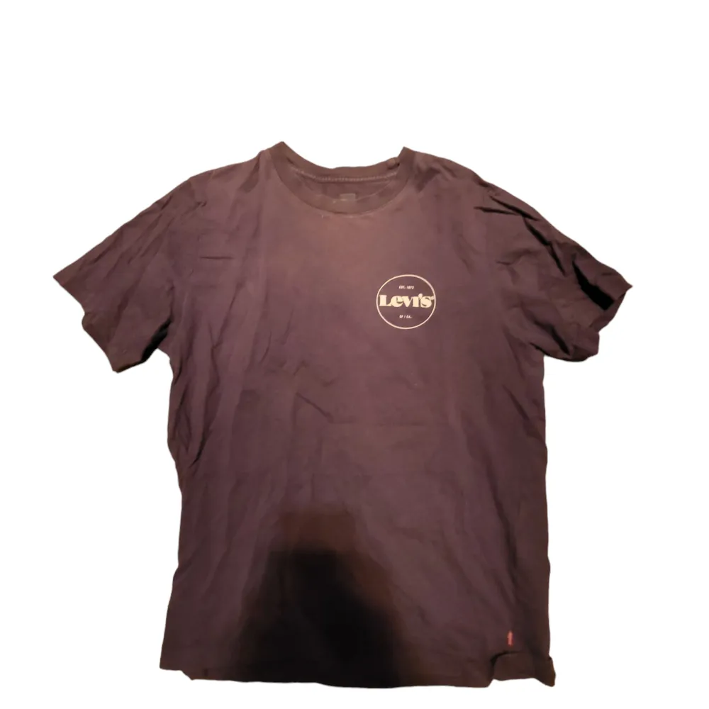 Storlek: S/Small Fit: Relaxed Fin lila t-shirt som sitter väldigt skönt. Har inte använts på ett par år och är i bra skick. Perfekt för sommaren 2024.. T-shirts.