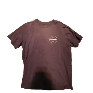 Storlek: S/Small Fit: Relaxed Fin lila t-shirt som sitter väldigt skönt. Har inte använts på ett par år och är i bra skick. Perfekt för sommaren 2024.