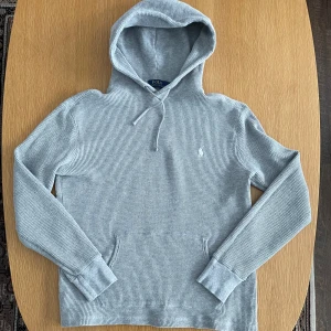 Ralph Lauren Hoodie - Säljer denna feta Ralph Lauren hoodie då den inte passade mig | Använt skick men inga defekter så som hål, fläckar osv | Storlek M, passar S skulle jag säga | Bara att höra av sig vid frågor. Priset går att diskutera vid snabb och smidig affär 🙌