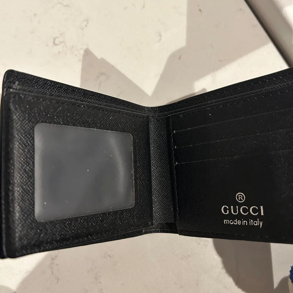 Hej, säljer nu min Gucci plånbok inga märken eller så, såklart äkta 😊. Accessoarer.