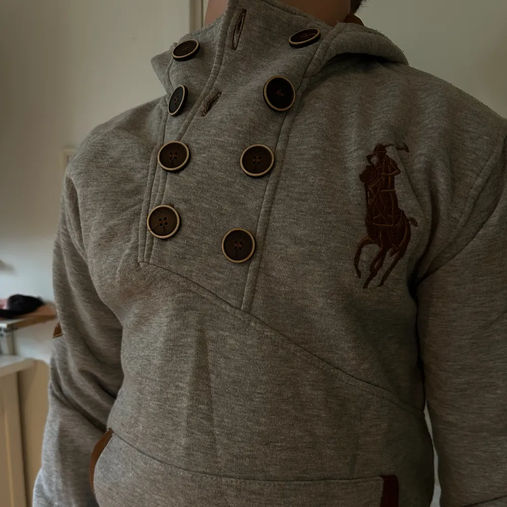 En fräsch och skön hoodie från Ralp Lauren! Skick 10/10 🤝🏽 Modellen på bilden har strl M och är 173 lång. Tröjor & Koftor.