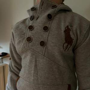 En fräsch och skön hoodie från Ralp Lauren! Skick 10/10 🤝🏽 Modellen på bilden har strl M och är 173 lång