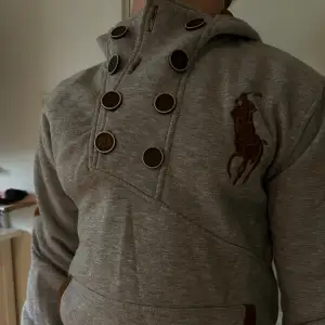 En fräsch och skön hoodie från Ralp Lauren! Skick 10/10 🤝🏽 Modellen på bilden har strl M och är 173 lång