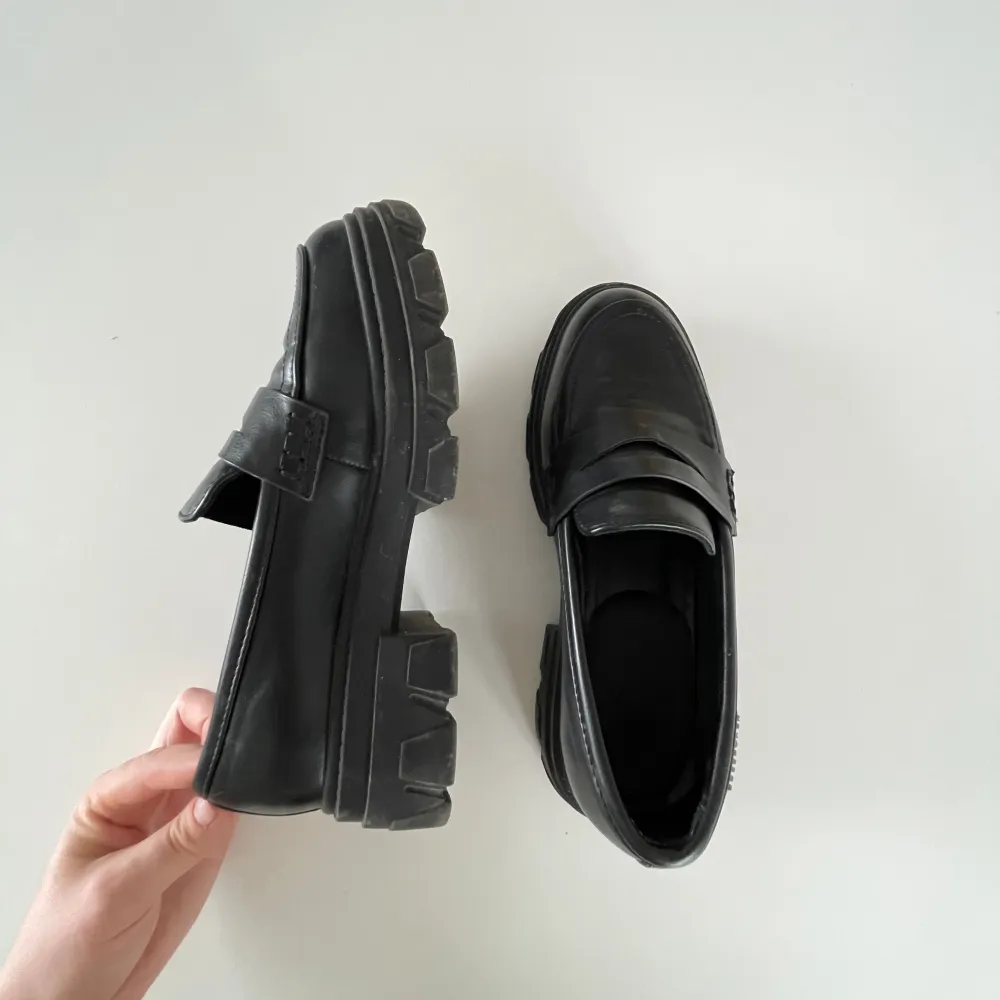 Svarta loafers köpta förra året, hela och rena men är helt enkelt inte min stil längre 🌸🌷💫 Köpta för 499;-. Skor.