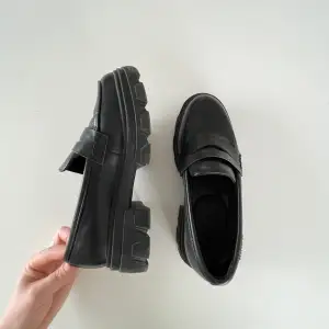 Svarta loafers köpta förra året, hela och rena men är helt enkelt inte min stil längre 🌸🌷💫 Köpta för 499;-