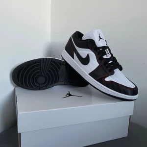 Jordan 1 Low Se Utility - Jordan 1 Low Se Utility Storlek: 41 Pris: 2300 (Kan diskuteras) Helt Nya med Box och Kvitto