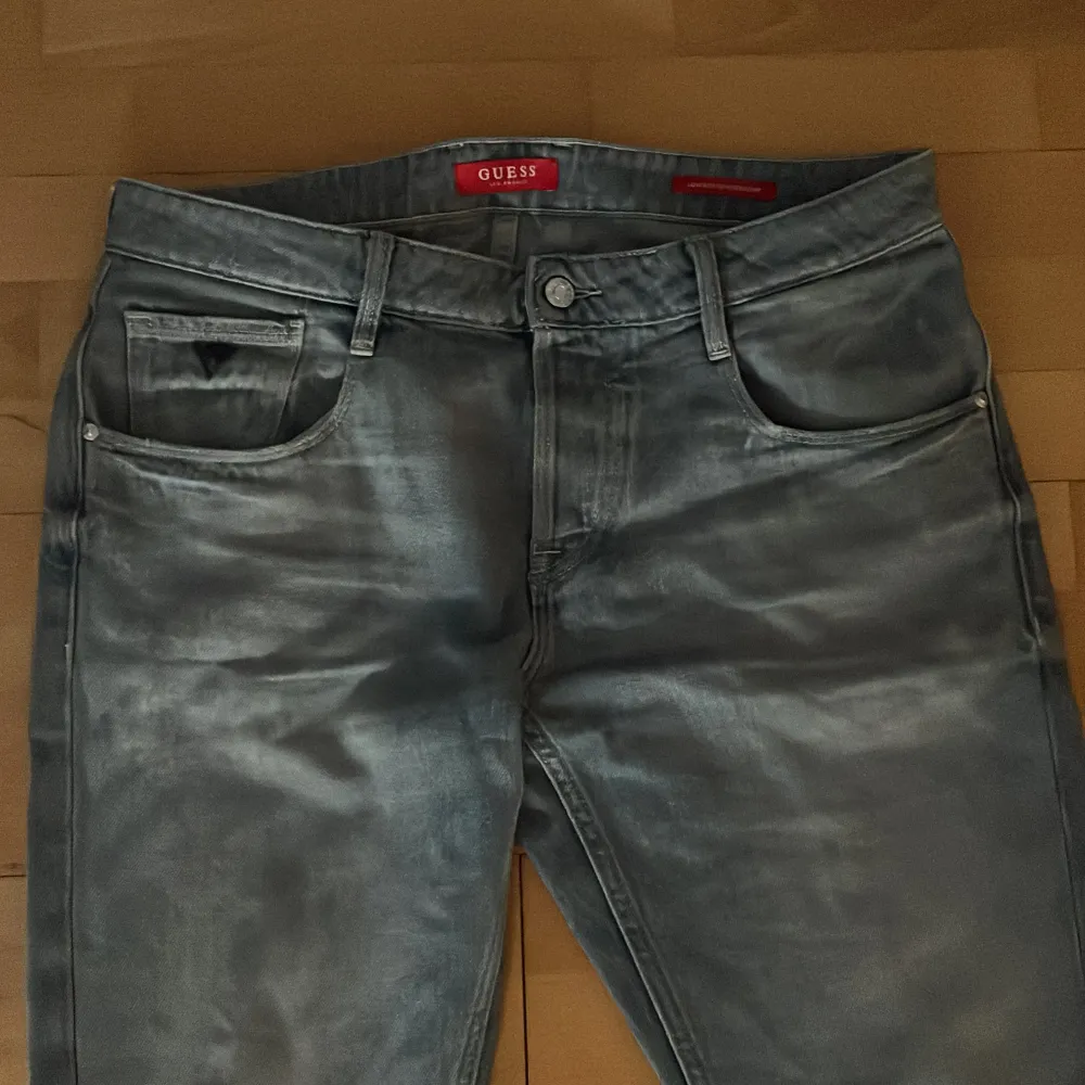 Riktigt fräscha Guess jeans i nyckick i storlek 34. Modellen heter low rise slim straight. Nypris 1500 kr. Hör av er vid minsta fundering!. Jeans & Byxor.