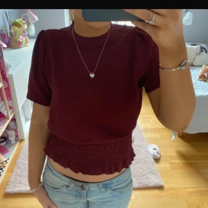 Vinröd smocktröja - Säljer denna vinröda tröjan med smock i nyskick från Gina ❤️i strl S